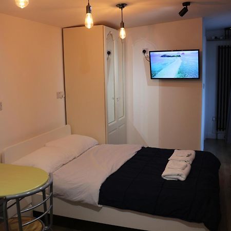 Self Contained, Double Bed Studio, Private Kitchen, Private Bath, Walking Distance To Harry Potter Γουάτφορντ Εξωτερικό φωτογραφία