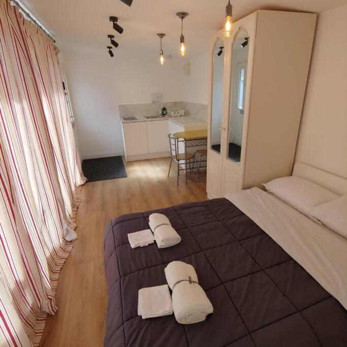 Self Contained, Double Bed Studio, Private Kitchen, Private Bath, Walking Distance To Harry Potter Γουάτφορντ Εξωτερικό φωτογραφία