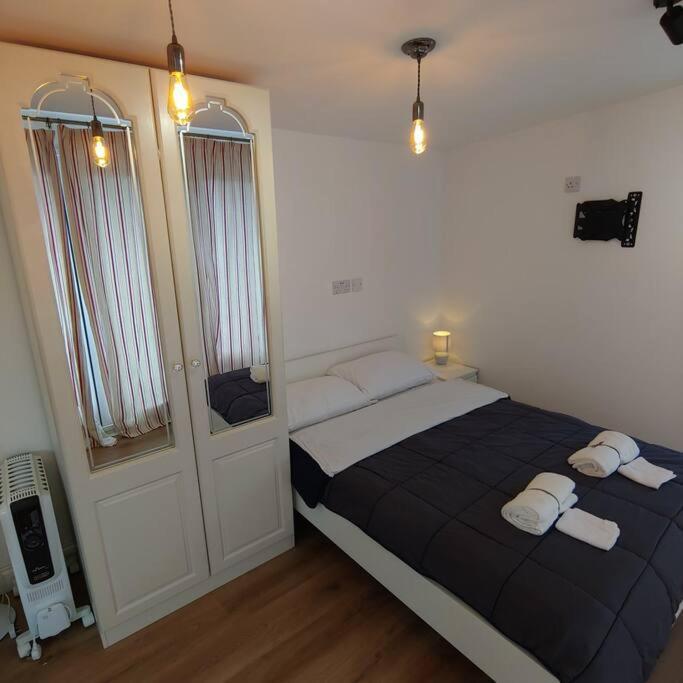 Self Contained, Double Bed Studio, Private Kitchen, Private Bath, Walking Distance To Harry Potter Γουάτφορντ Εξωτερικό φωτογραφία