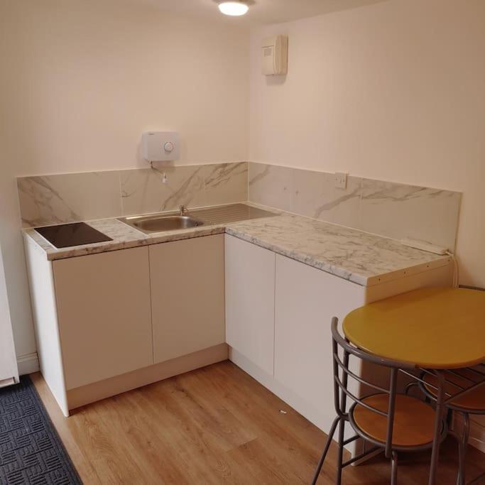 Self Contained, Double Bed Studio, Private Kitchen, Private Bath, Walking Distance To Harry Potter Γουάτφορντ Εξωτερικό φωτογραφία
