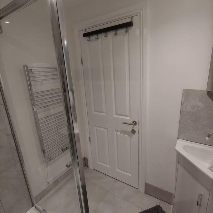 Self Contained, Double Bed Studio, Private Kitchen, Private Bath, Walking Distance To Harry Potter Γουάτφορντ Εξωτερικό φωτογραφία