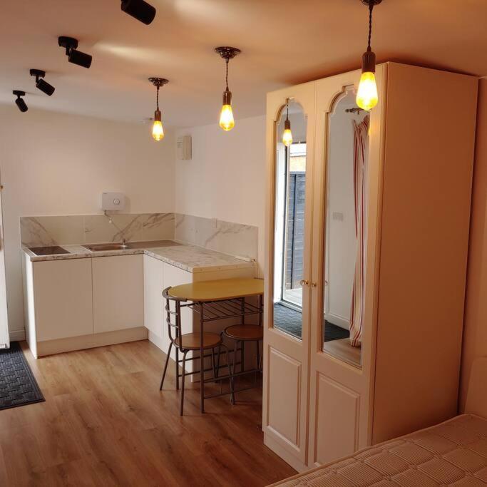 Self Contained, Double Bed Studio, Private Kitchen, Private Bath, Walking Distance To Harry Potter Γουάτφορντ Εξωτερικό φωτογραφία
