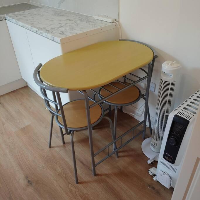 Self Contained, Double Bed Studio, Private Kitchen, Private Bath, Walking Distance To Harry Potter Γουάτφορντ Εξωτερικό φωτογραφία