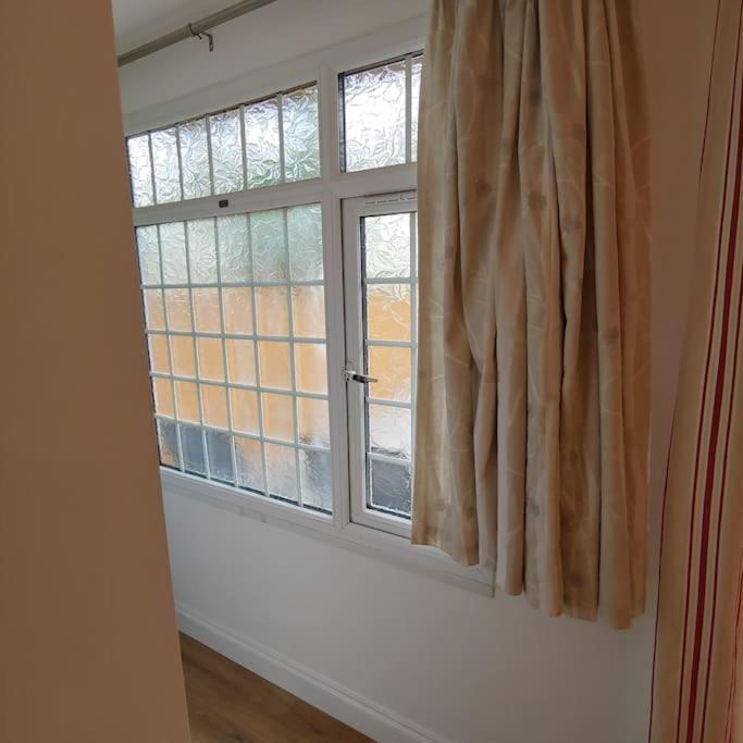 Self Contained, Double Bed Studio, Private Kitchen, Private Bath, Walking Distance To Harry Potter Γουάτφορντ Εξωτερικό φωτογραφία
