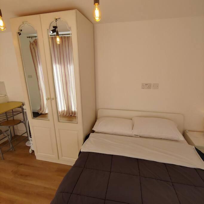 Self Contained, Double Bed Studio, Private Kitchen, Private Bath, Walking Distance To Harry Potter Γουάτφορντ Εξωτερικό φωτογραφία