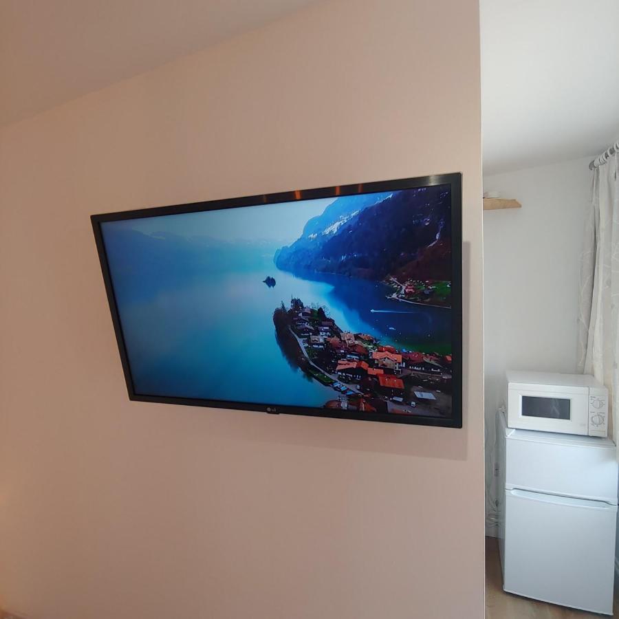 Self Contained, Double Bed Studio, Private Kitchen, Private Bath, Walking Distance To Harry Potter Γουάτφορντ Εξωτερικό φωτογραφία