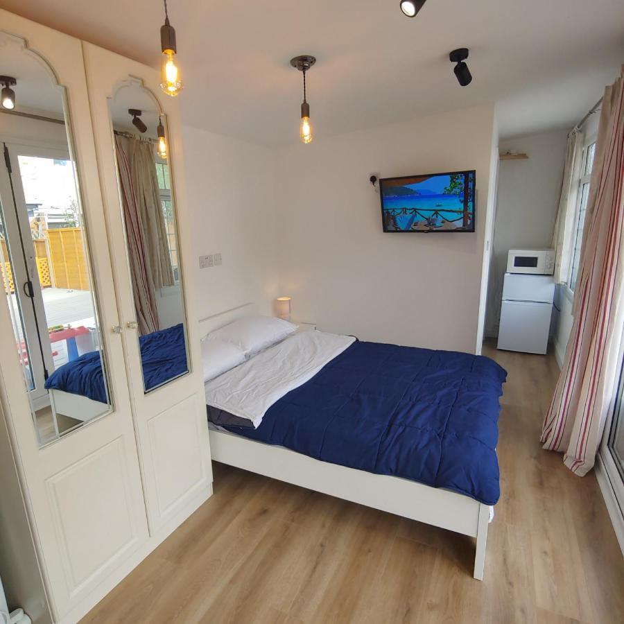 Self Contained, Double Bed Studio, Private Kitchen, Private Bath, Walking Distance To Harry Potter Γουάτφορντ Εξωτερικό φωτογραφία
