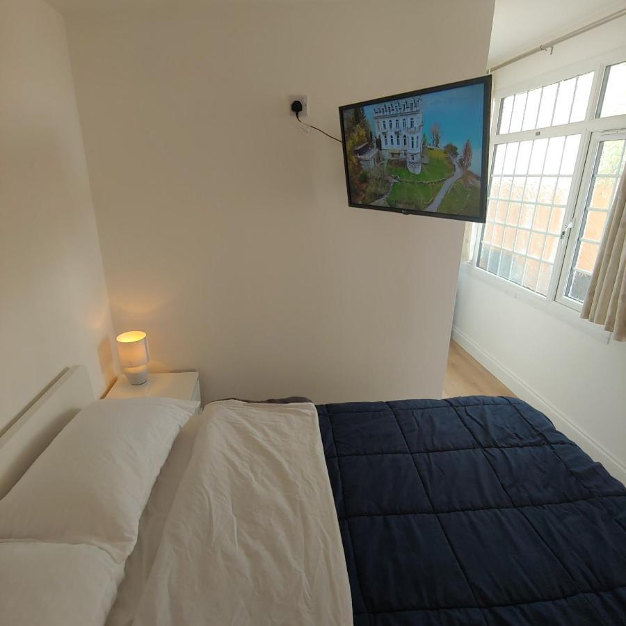 Self Contained, Double Bed Studio, Private Kitchen, Private Bath, Walking Distance To Harry Potter Γουάτφορντ Εξωτερικό φωτογραφία