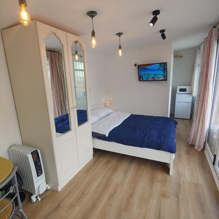 Self Contained, Double Bed Studio, Private Kitchen, Private Bath, Walking Distance To Harry Potter Γουάτφορντ Εξωτερικό φωτογραφία