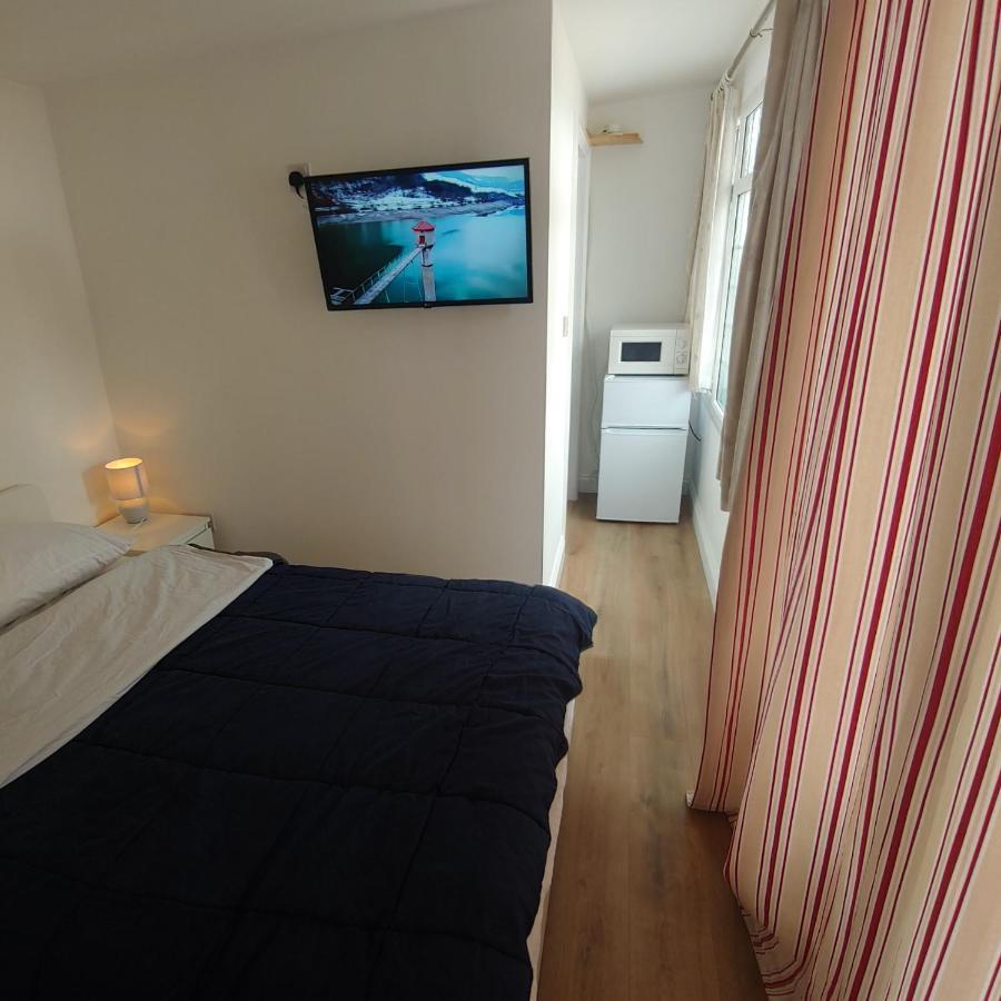 Self Contained, Double Bed Studio, Private Kitchen, Private Bath, Walking Distance To Harry Potter Γουάτφορντ Εξωτερικό φωτογραφία