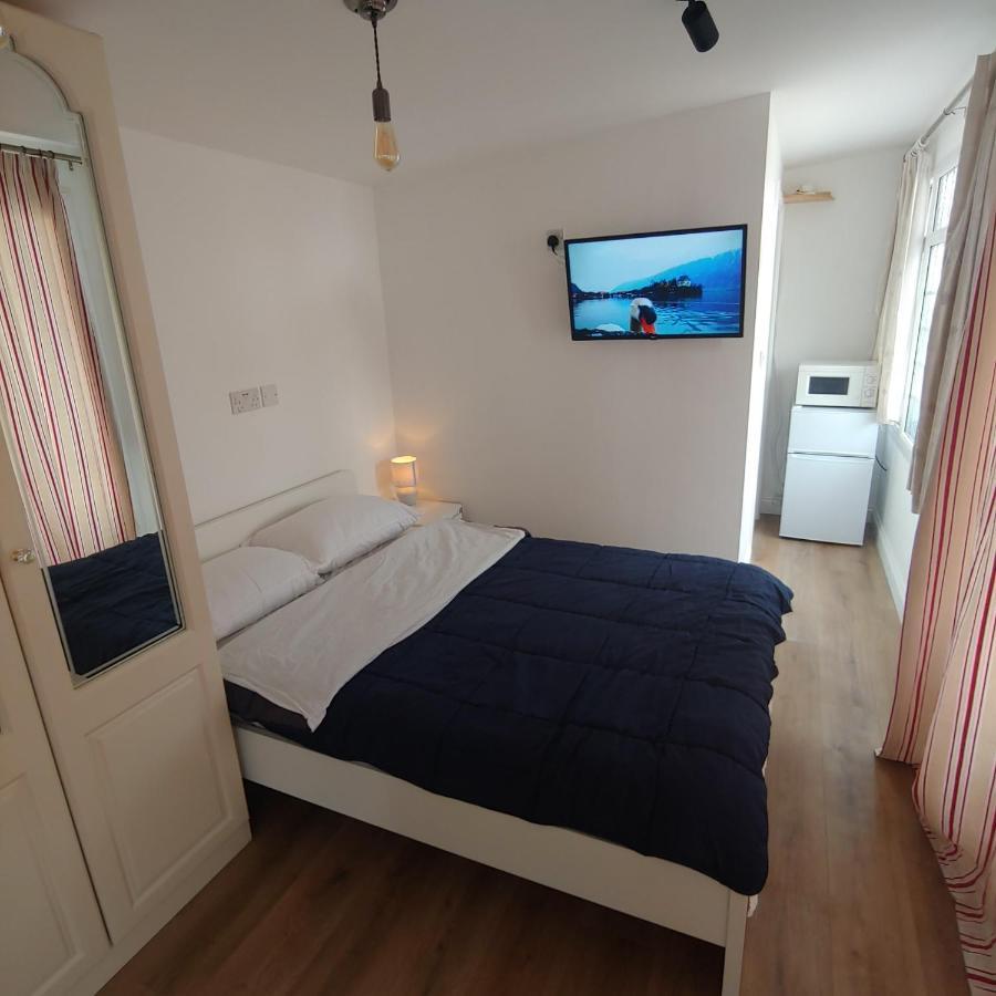 Self Contained, Double Bed Studio, Private Kitchen, Private Bath, Walking Distance To Harry Potter Γουάτφορντ Εξωτερικό φωτογραφία