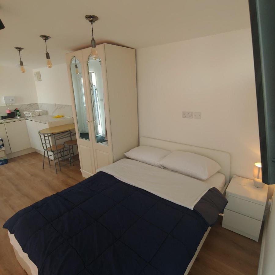 Self Contained, Double Bed Studio, Private Kitchen, Private Bath, Walking Distance To Harry Potter Γουάτφορντ Εξωτερικό φωτογραφία