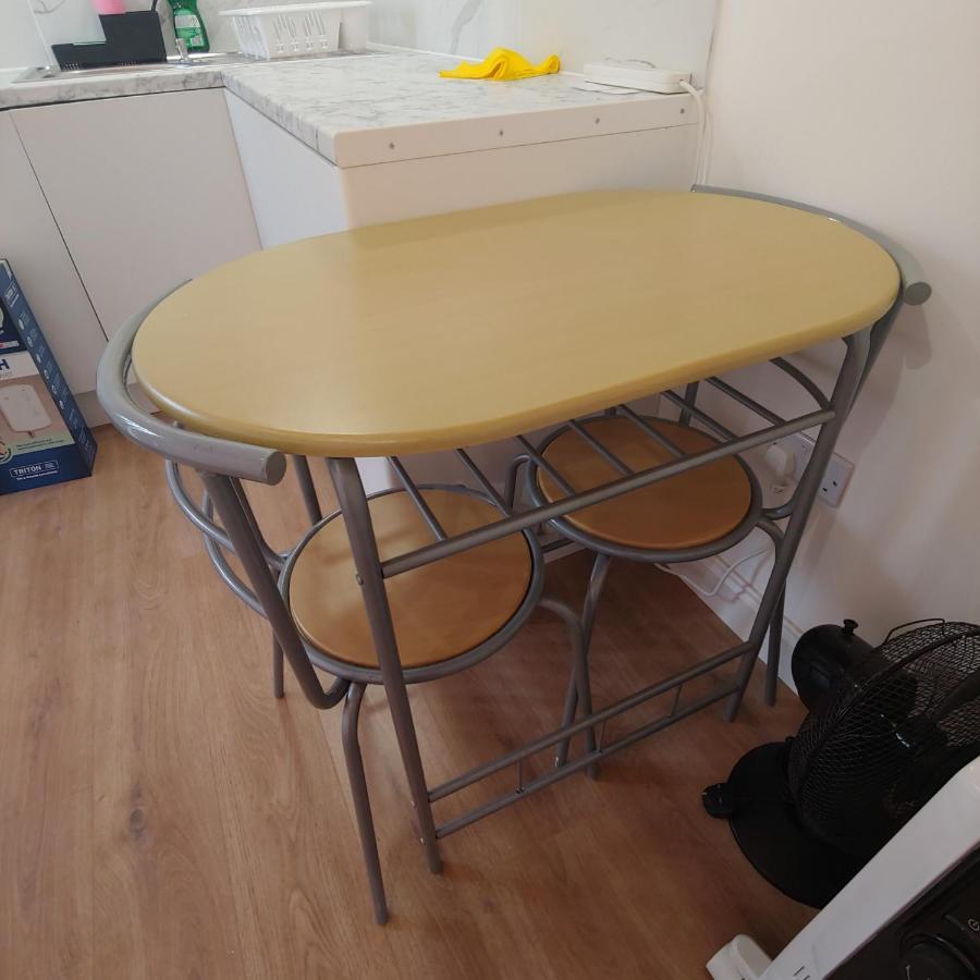 Self Contained, Double Bed Studio, Private Kitchen, Private Bath, Walking Distance To Harry Potter Γουάτφορντ Εξωτερικό φωτογραφία