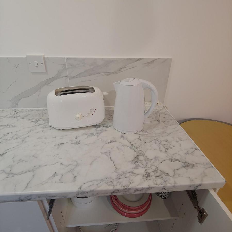 Self Contained, Double Bed Studio, Private Kitchen, Private Bath, Walking Distance To Harry Potter Γουάτφορντ Εξωτερικό φωτογραφία
