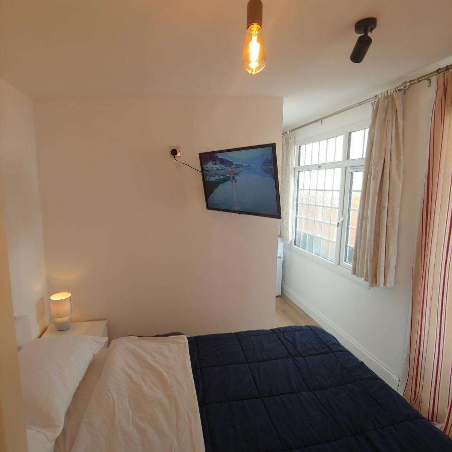 Self Contained, Double Bed Studio, Private Kitchen, Private Bath, Walking Distance To Harry Potter Γουάτφορντ Εξωτερικό φωτογραφία