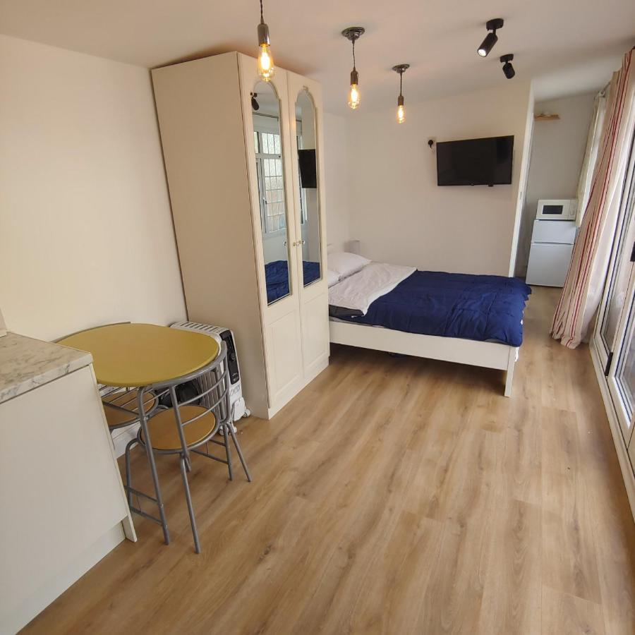 Self Contained, Double Bed Studio, Private Kitchen, Private Bath, Walking Distance To Harry Potter Γουάτφορντ Εξωτερικό φωτογραφία