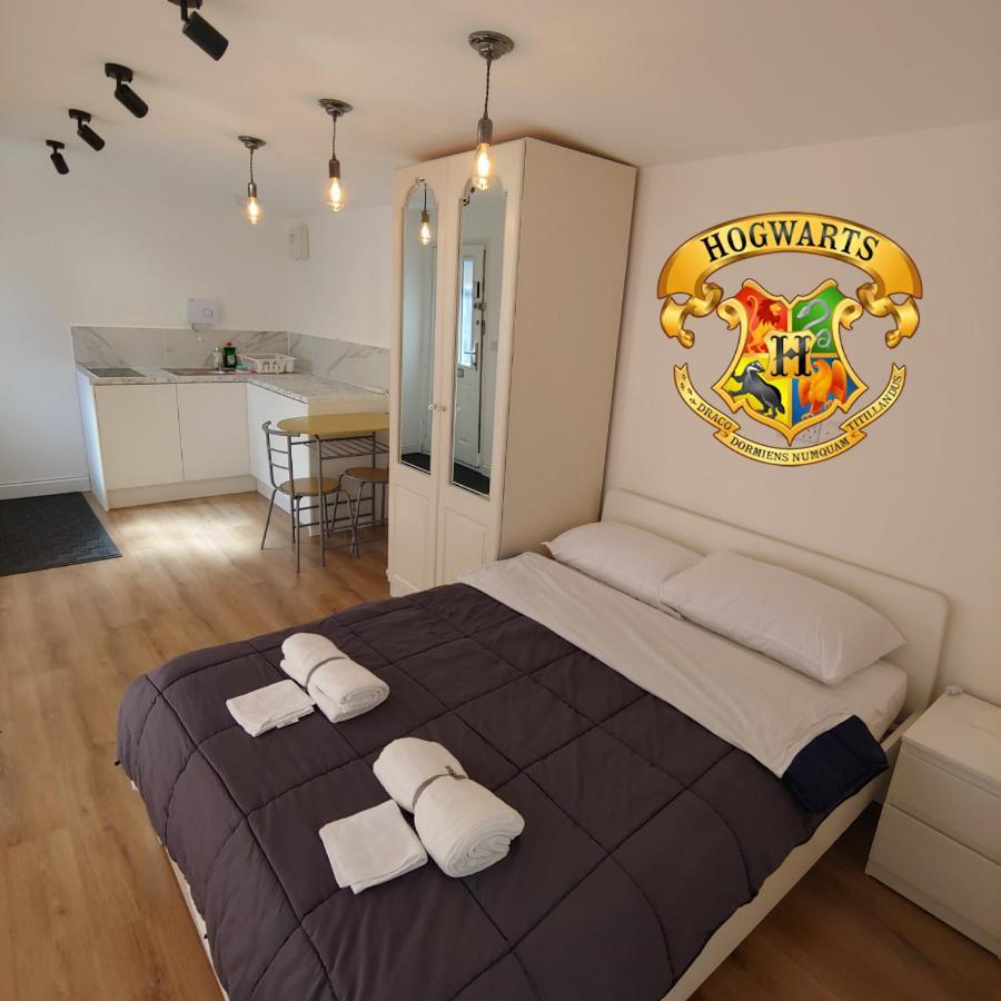Self Contained, Double Bed Studio, Private Kitchen, Private Bath, Walking Distance To Harry Potter Γουάτφορντ Εξωτερικό φωτογραφία