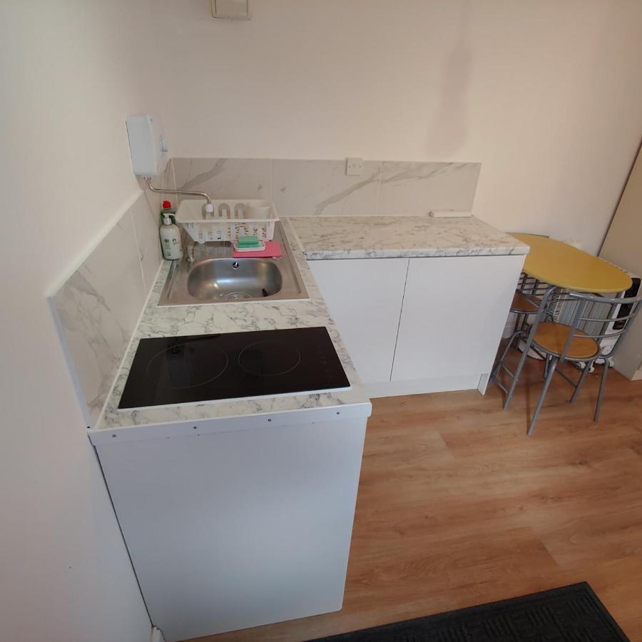 Self Contained, Double Bed Studio, Private Kitchen, Private Bath, Walking Distance To Harry Potter Γουάτφορντ Εξωτερικό φωτογραφία
