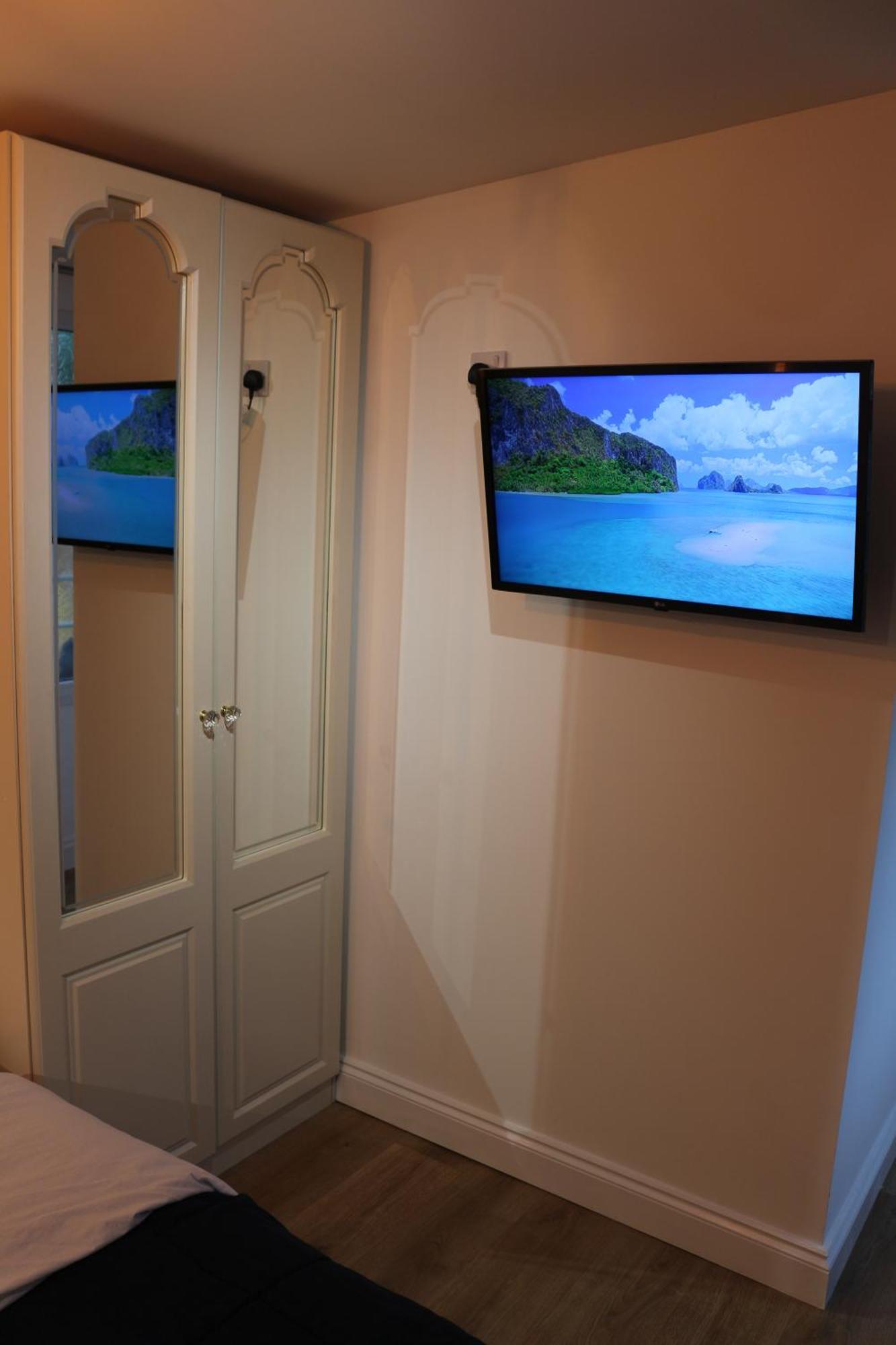 Self Contained, Double Bed Studio, Private Kitchen, Private Bath, Walking Distance To Harry Potter Γουάτφορντ Εξωτερικό φωτογραφία