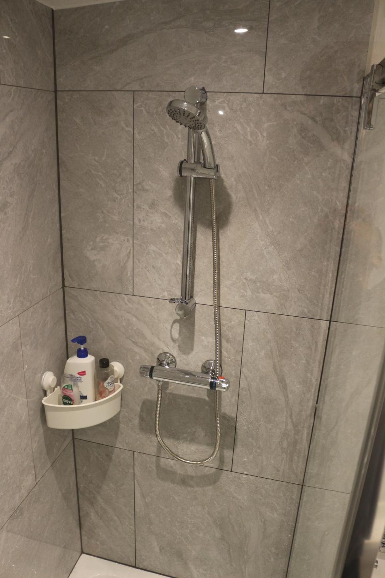 Self Contained, Double Bed Studio, Private Kitchen, Private Bath, Walking Distance To Harry Potter Γουάτφορντ Εξωτερικό φωτογραφία