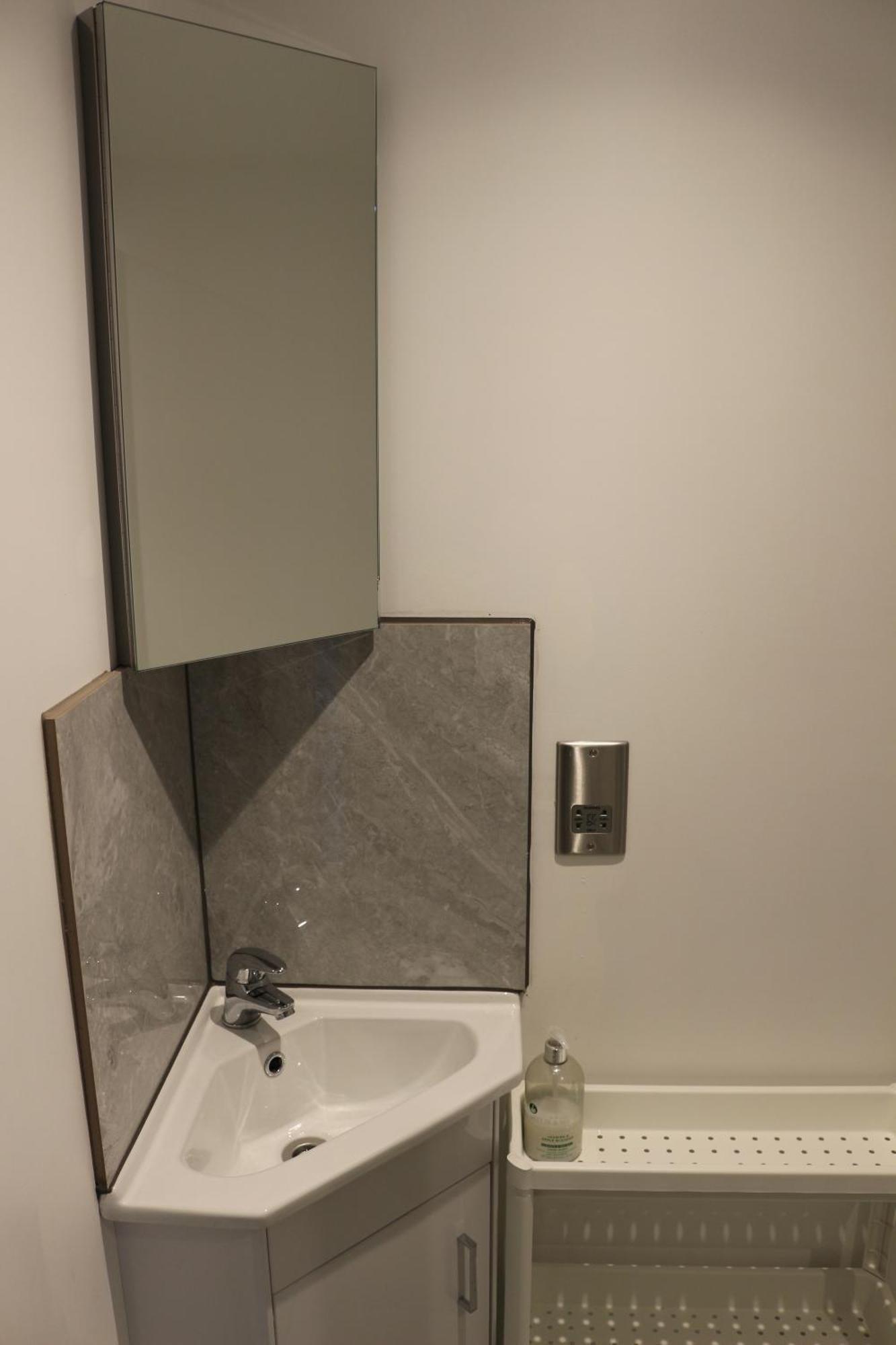 Self Contained, Double Bed Studio, Private Kitchen, Private Bath, Walking Distance To Harry Potter Γουάτφορντ Εξωτερικό φωτογραφία