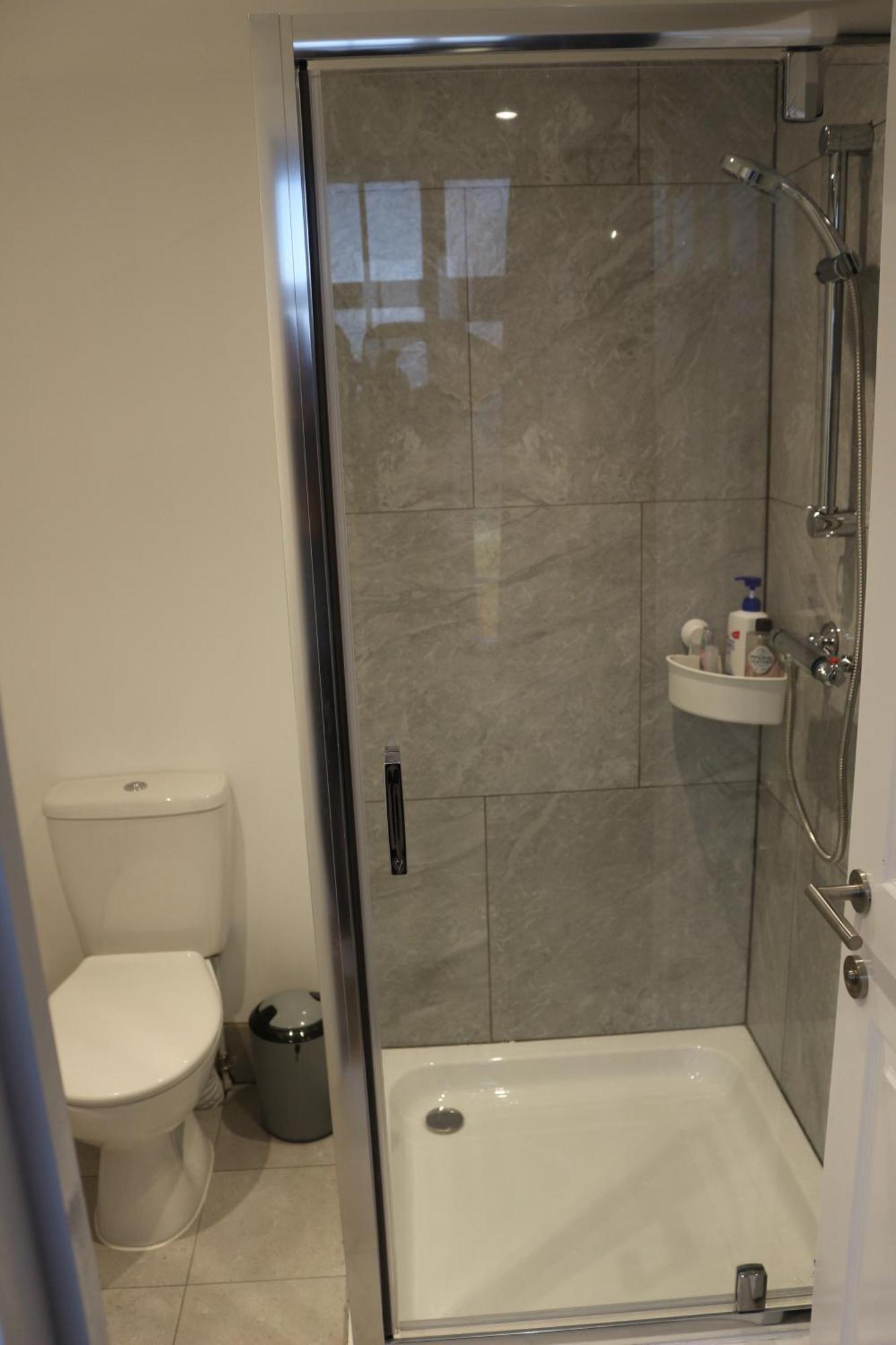 Self Contained, Double Bed Studio, Private Kitchen, Private Bath, Walking Distance To Harry Potter Γουάτφορντ Εξωτερικό φωτογραφία