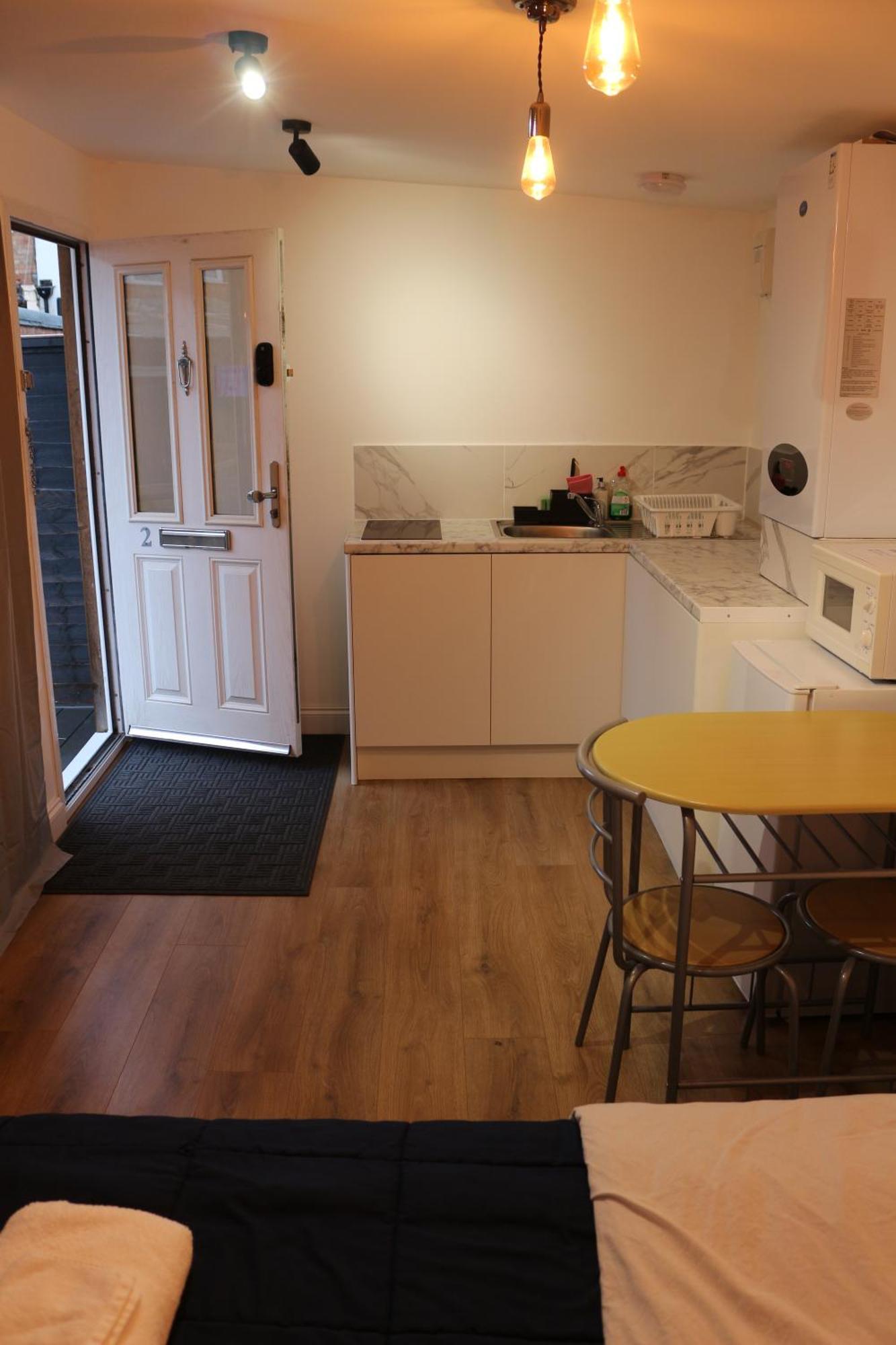 Self Contained, Double Bed Studio, Private Kitchen, Private Bath, Walking Distance To Harry Potter Γουάτφορντ Εξωτερικό φωτογραφία