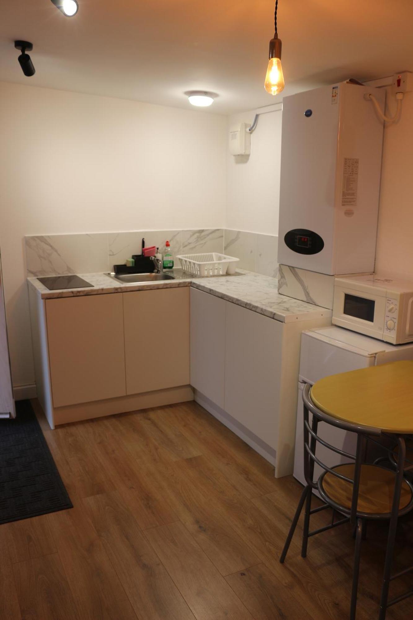 Self Contained, Double Bed Studio, Private Kitchen, Private Bath, Walking Distance To Harry Potter Γουάτφορντ Εξωτερικό φωτογραφία