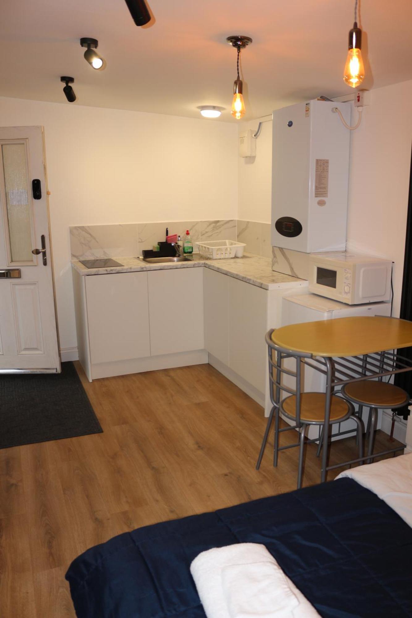 Self Contained, Double Bed Studio, Private Kitchen, Private Bath, Walking Distance To Harry Potter Γουάτφορντ Εξωτερικό φωτογραφία