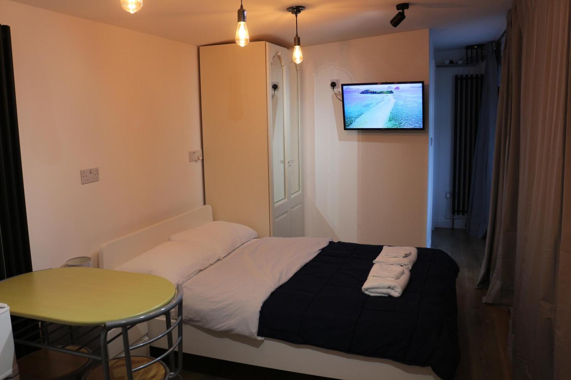 Self Contained, Double Bed Studio, Private Kitchen, Private Bath, Walking Distance To Harry Potter Γουάτφορντ Εξωτερικό φωτογραφία