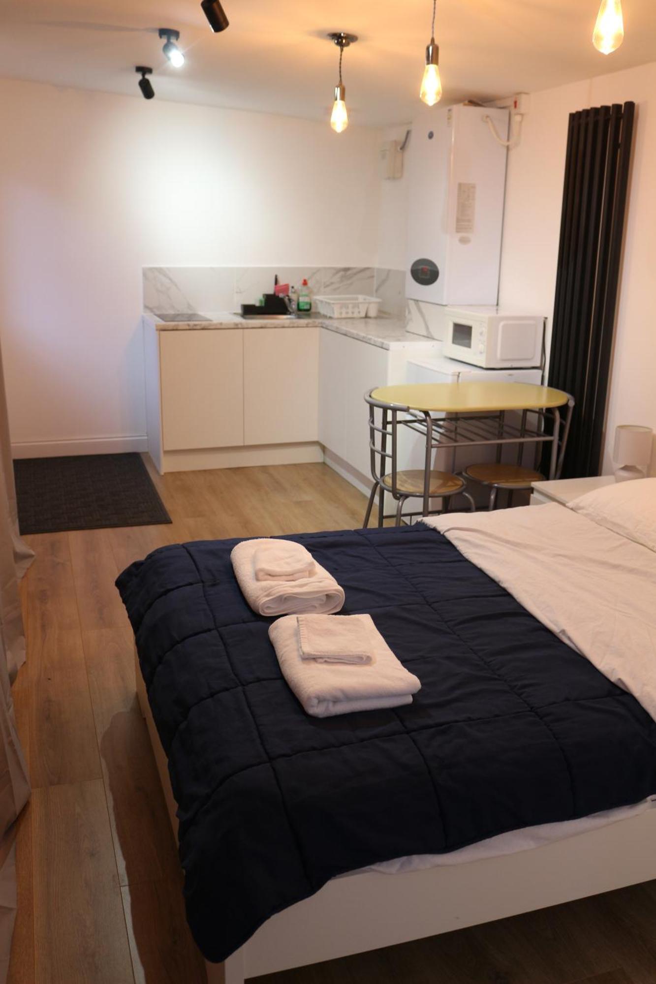 Self Contained, Double Bed Studio, Private Kitchen, Private Bath, Walking Distance To Harry Potter Γουάτφορντ Εξωτερικό φωτογραφία