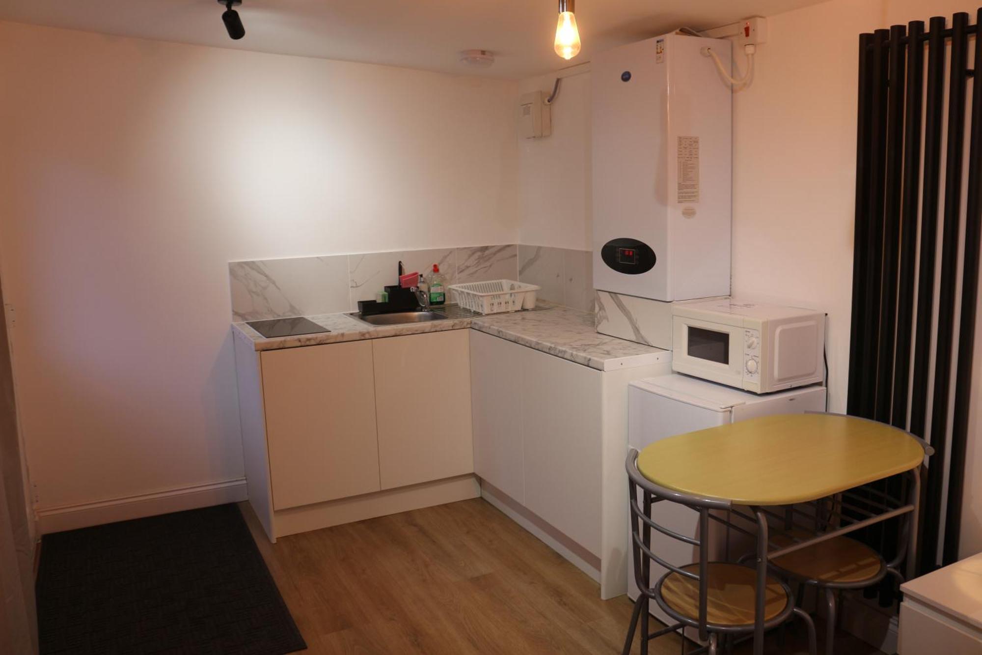 Self Contained, Double Bed Studio, Private Kitchen, Private Bath, Walking Distance To Harry Potter Γουάτφορντ Εξωτερικό φωτογραφία